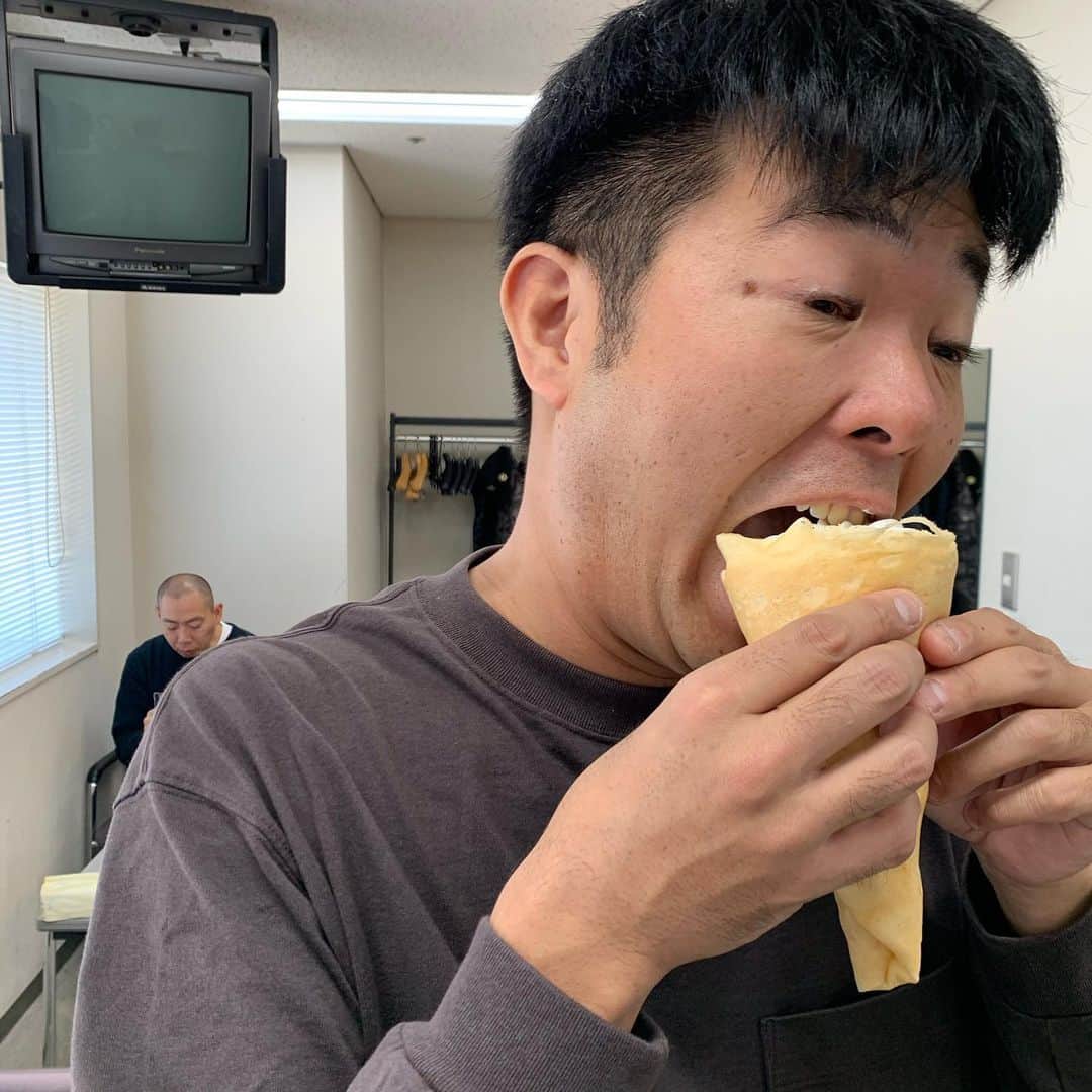 西川晃啓のインスタグラム：「気絶クレープ  生クリーム一本勝負で気絶  #あるある探検隊#レギュラー#気絶#気絶の日々#ギャグ#営業#川崎#溝ノ口#介護いきいきフェア#楽屋#クレープ#生クリーム#甘党」