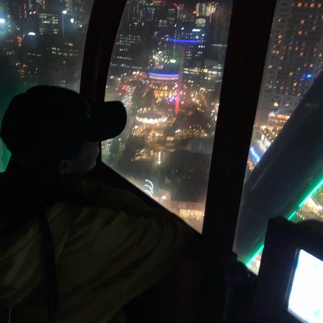 岡田栞奈のインスタグラム：「カラオケ観覧車🎤🎡 カップルの方是非💓 夜景綺麗だったよ☺️ #後楽園 #東京ドームシティ #ラクーア #カラオケ #観覧車 #歌い放題 #好きな人と来てね  #イルミネーション」