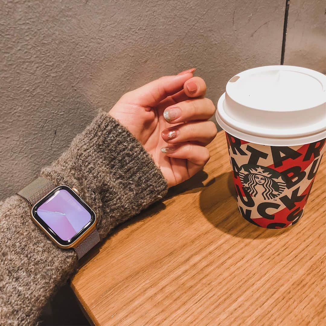 のインスタグラム：「. Apple Watch🍎 まだ使い慣れず、、笑 . . 今日は世界的な投資家"ウォーレン・バフェット"さんや、孫さんの格言を聞いて心打たれてました🍨笑 . 私もこの世に何か残せる人になりたいなぁ🤔🤔 ぜひ、皆さんもYouTubeで調べて、明日からのお仕事、学校などのモチベーションにしてみてください😳 . ついでにマネ亀みてね🐢♡」