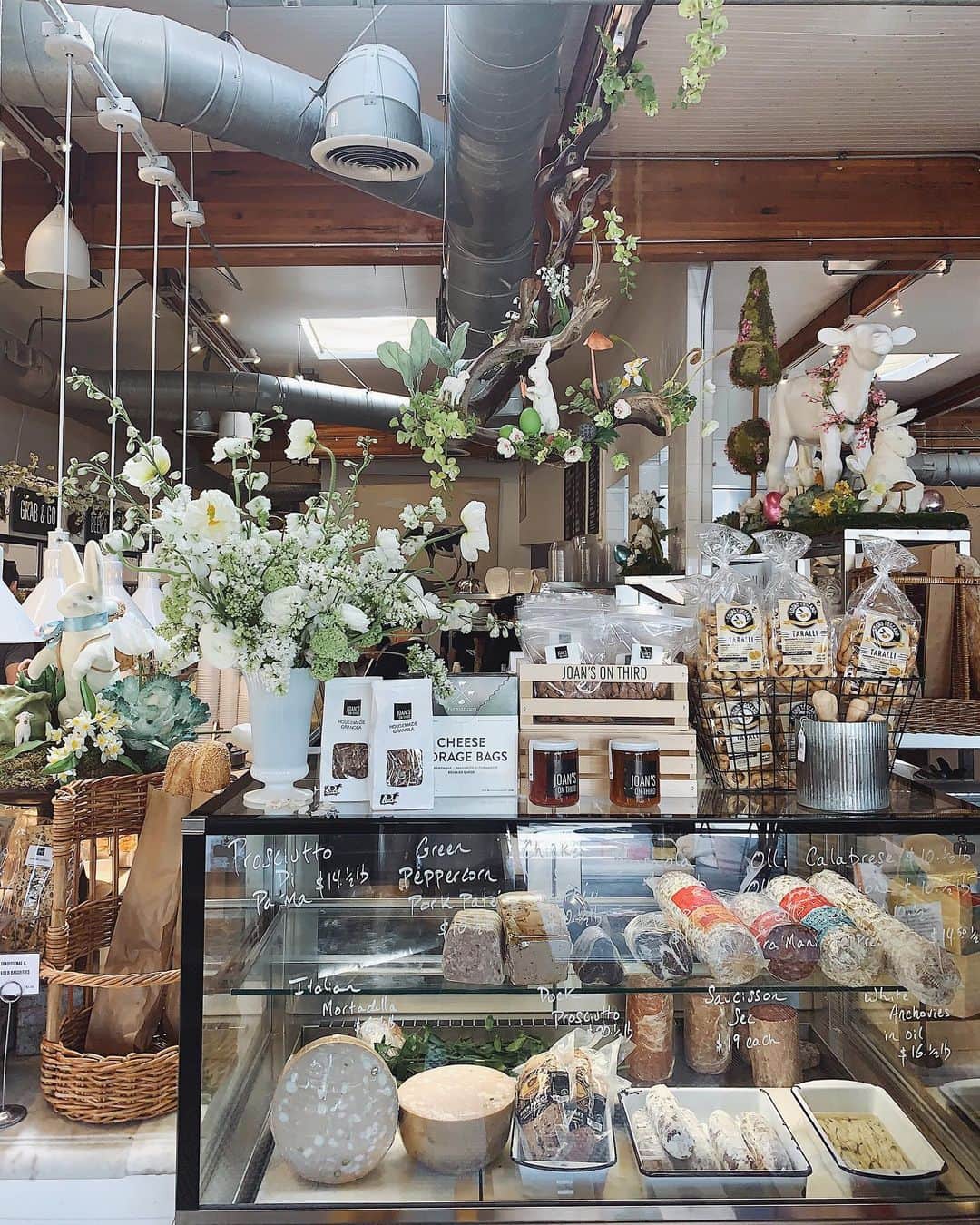 のインスタグラム：「JOAN'S ON THIRD // Beverly Hills, LA ㅤ 🥪 @manashika ㅤㅤ ☕️#joansonthird 📍#beverlyhills #LA  撮影する際は、他のお客様、カフェにご迷惑がかからないようご配慮をお願いします。 素敵なcafe timeを♡」
