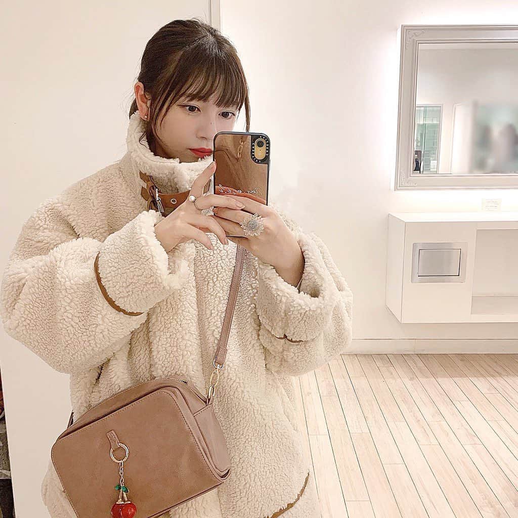 廣川奈々聖のインスタグラム：「．﻿ ﻿ ﻿ 今日はお仕事終わって展示会行って﻿ 家でお昼寝して〜なゆったりな1日🐑🍃🌱﻿ ﻿ ﻿ 起きてちょっとだけ買い物行ったとき﻿ もう外がめちゃくちゃ寒くてびっくりしたなあ〜、、﻿ ﻿ こんなモコモコのアウターでちょうど良かった ﻿ ﻿ みんな風邪ひかないようにね☺︎❄冬だ﻿ ﻿ ﻿ ﻿ ﻿ #ななせのふく #私服 #もこもこアウター #アクセサリー #ひとつ結び #instalike #ootd」