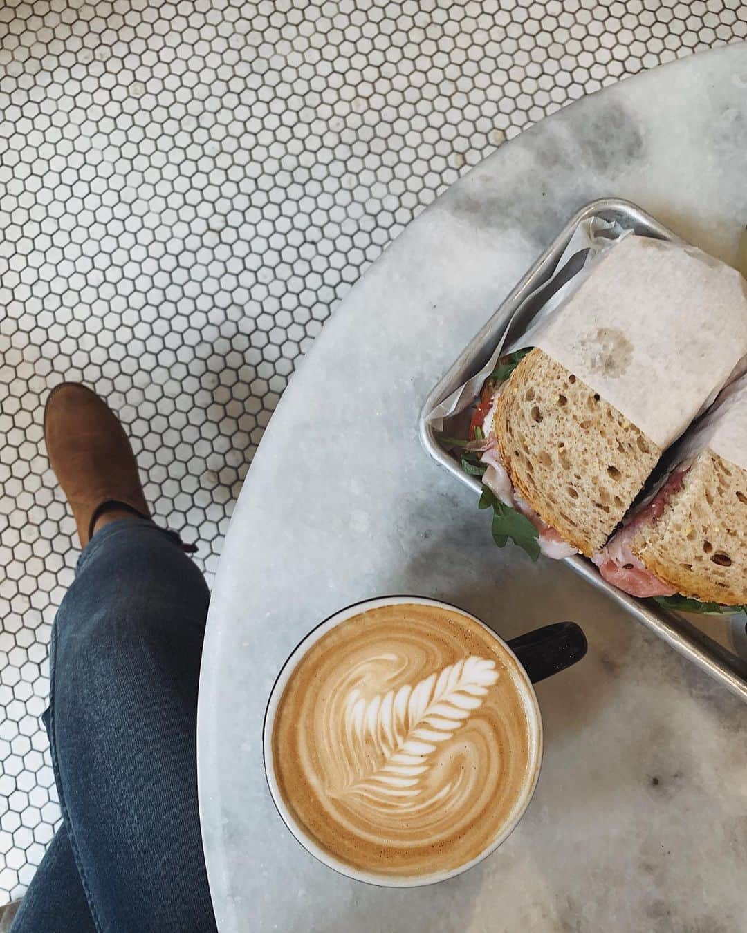 のインスタグラム：「JOAN'S ON THIRD // Beverly Hills, LA ㅤ ☑︎latte ☑︎sandwich ㅤㅤ ☕️#joansonthird 📍#beverlyhills #LA  撮影する際は、他のお客様、カフェにご迷惑がかからないようご配慮をお願いします。 素敵なcafe timeを♡」