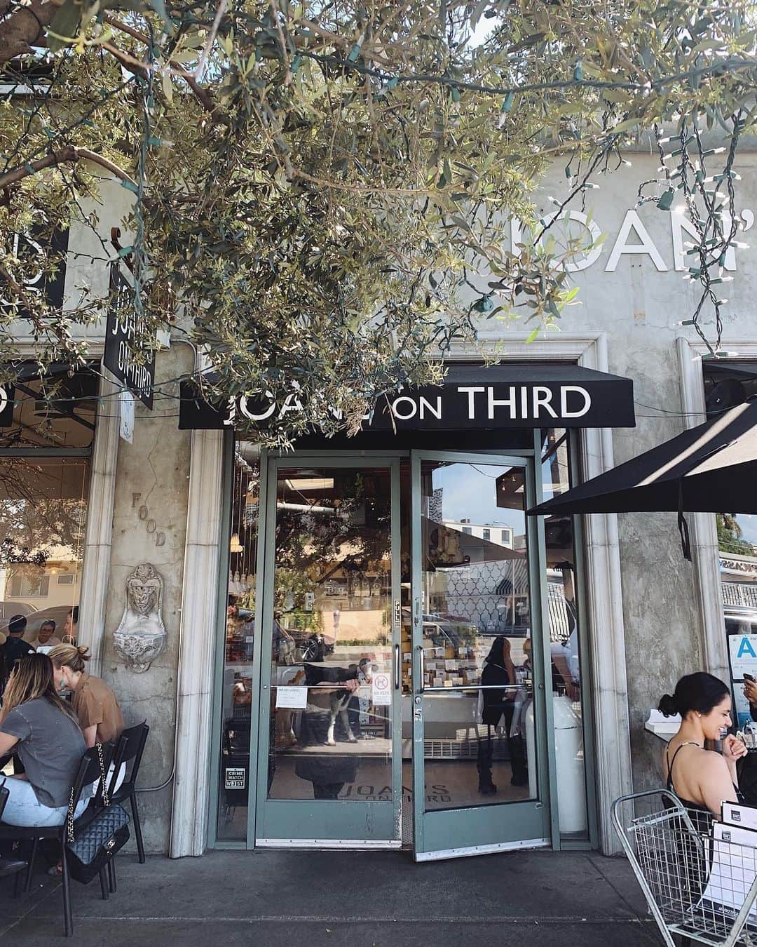 のインスタグラム：「JOAN'S ON THIRD // Beverly Hills, LA ㅤ Beverly Hills 3rd streetにある ローカルに大人気のカフェ&デリ ランチタイムはいつも行列なので 時間を外すのがおすすめ！ ㅤㅤ ☕️#joansonthird 📍#beverlyhills #LA  撮影する際は、他のお客様、カフェにご迷惑がかからないようご配慮をお願いします。 素敵なcafe timeを♡」