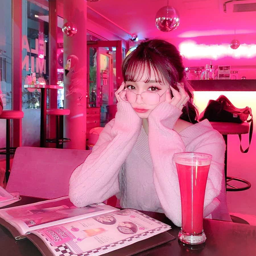 あやちゃんさんのインスタグラム写真 - (あやちゃんInstagram)「flamingoカフェ行ってきた🍒💗 夜行くとこんな感じの写真撮れるからオススメ✨✨ ちなみに飲み物はレッドアイです🍅🍷✨ #渋谷カフェ #flamingocafe #flamingo #フラミンゴカフェ #渋谷ランチ #渋谷ディナー #渋谷 #宇田川カフェ #ピンク #ピンクカフェ #アメリカン」11月14日 21時52分 - aya.you.love.r