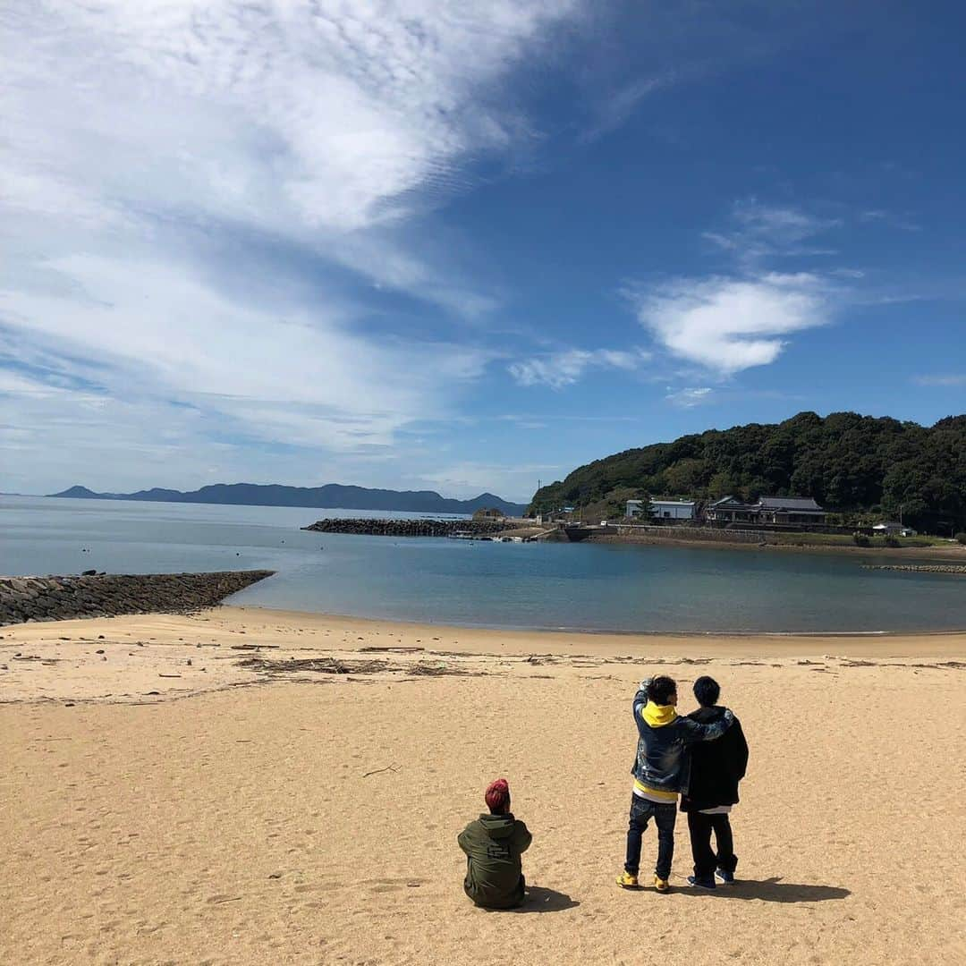 KENTAさんのインスタグラム写真 - (KENTAInstagram)「地元のビーチ。﻿ ﻿ 夏の1番暑い日に﻿ ﻿ コウシンと俺の2人だけやったことがあった。﻿ ﻿ しかも一日中。地獄。﻿ ﻿ #コウシンと俺﻿ #WANIMA﻿」11月14日 21時58分 - wanimakenta