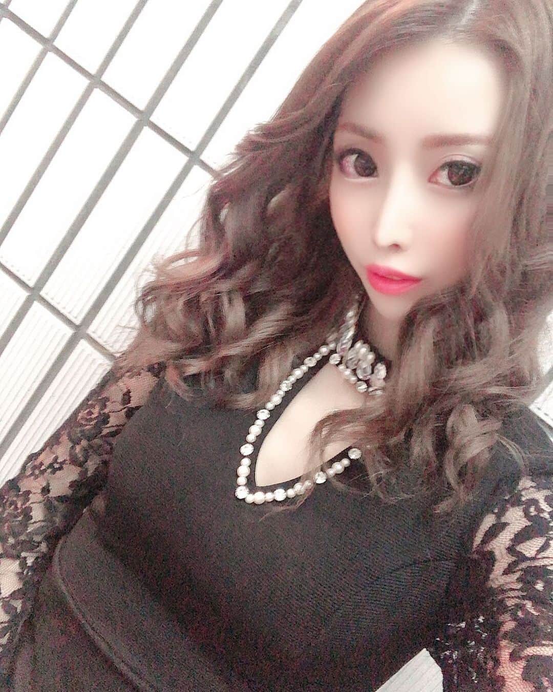 高橋沙弥華のインスタグラム：「今週は週6働く、折り返し地点🥺ww  明日はマツエク💓  今週予定ありすぎてマヂ寝不足やけど、充実😌❣️ カードの請求が地獄やけどね🤣🤣🤣 #充実 #ネイル💅 #マツエク #美容 #美容好き #寝不足 #断捨離 #模様替え #気分転換 #お買い物 #カード #使い過ぎた」