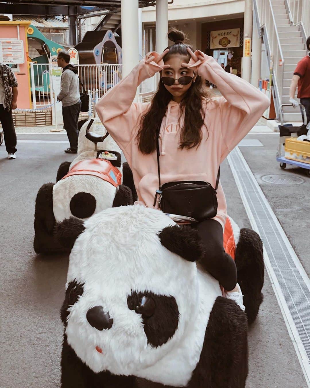 佐藤あずみのインスタグラム：「エモい💗💗💗 . しーろーのパーンダーをどれでも全部ならべーてー🐼💗 . もう超ウルトラスーパー楽しかった日！花やしきが超絶楽しすぎた！本当楽しすぎたの💗 おすすめ！超絶おすすめです皆さん💗🐼 . その後のホッピー通り最高に楽しかった！プチ旅行感覚になれて、寒いね寒いねって言いながら皆んなで飲む熱燗は更に美味しいね💗 浅草大好きになった日！ . #花やしき #エモい #楽しすぎた #浅草 #ホッピー通り #大好き #パンダ」