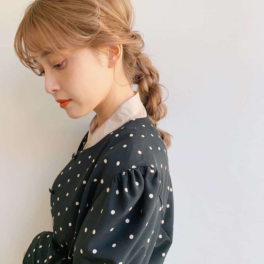 OYAMA KENICHIさんのインスタグラム写真 - (OYAMA KENICHIInstagram)「hair arange 🦄  @natsu31105  @wyeth_hair  #ヘアアレンジ #編みおろし  #フェザーバング  #シースルーバング  #ミディアムヘア  #前髪カット  #ワンカール #ケアブリーチ #ブロンドヘアー  #ベージュカラー #ミルクティーベージュ」11月14日 21時59分 - kenichi_oyama_