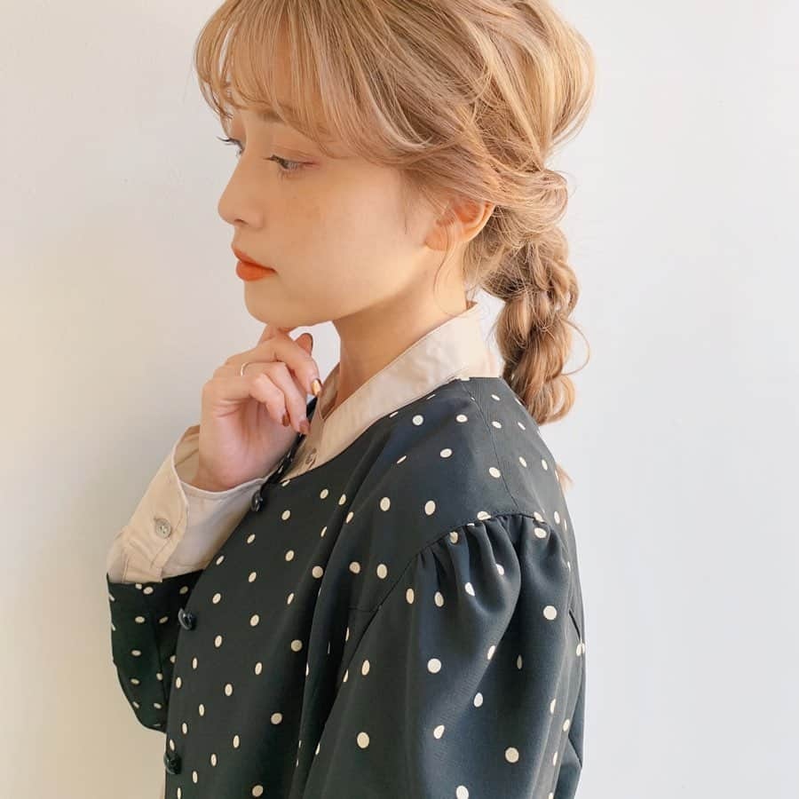 OYAMA KENICHIさんのインスタグラム写真 - (OYAMA KENICHIInstagram)「hair arange 🦄  @natsu31105  @wyeth_hair  #ヘアアレンジ #編みおろし  #フェザーバング  #シースルーバング  #ミディアムヘア  #前髪カット  #ワンカール #ケアブリーチ #ブロンドヘアー  #ベージュカラー #ミルクティーベージュ」11月14日 21時59分 - kenichi_oyama_