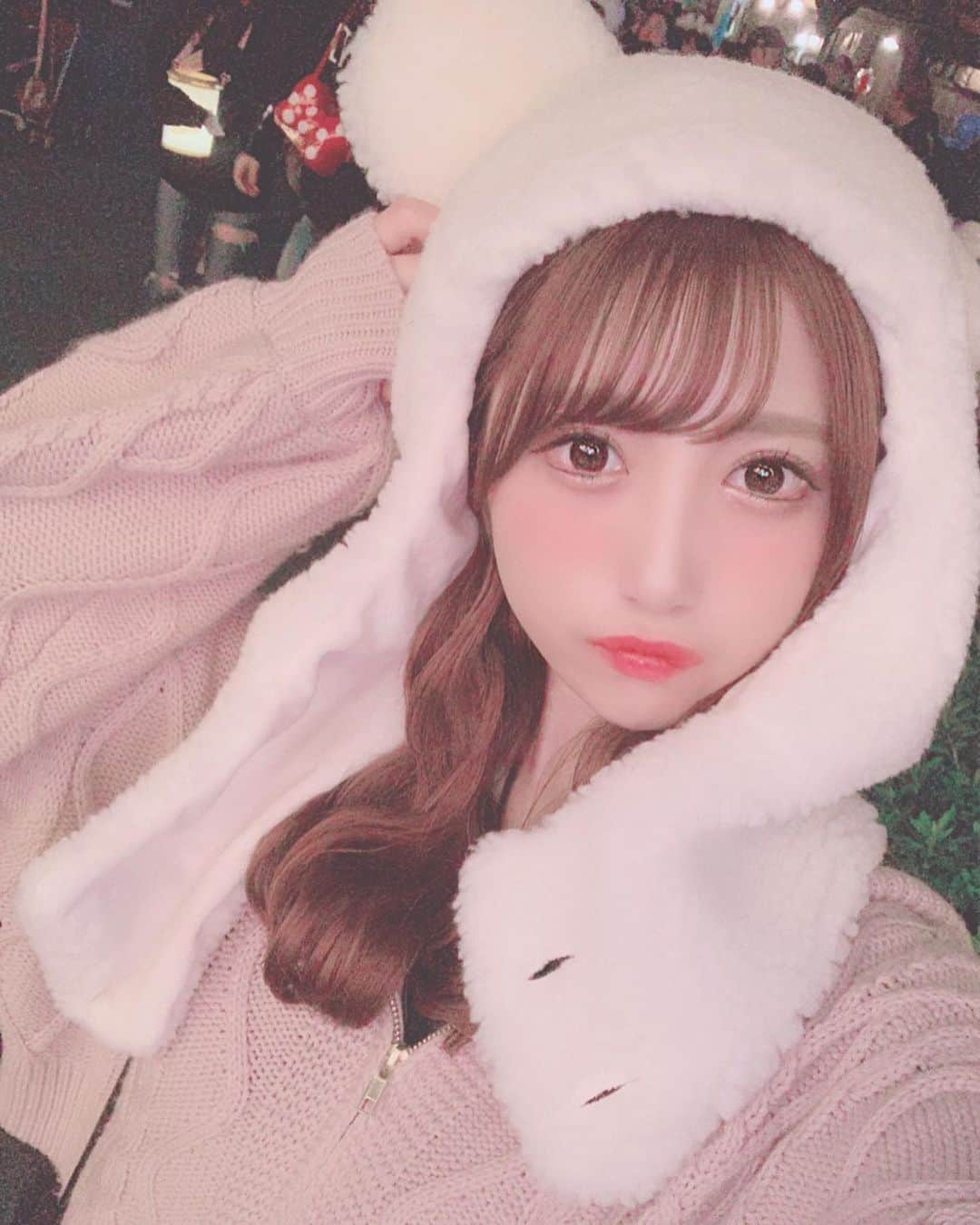 田口未彩のインスタグラム：「🎀 . . もっとクリスマスディズニー満喫したい〜〜🎄❤️ つけたいカチューシャもいっぱい溜まってる、、、！！！ . . #ディズニー #ディズニーランド #新作カチューシャ #tdl #tds #ディズニーシー  #ディズニーカチューシャ  #秋服 #秋コーデ #ピンクコーデ #秋カラー #秋メイク #エブリン #冬服 #クリスマスディズニー #ディズニークリスマス #ディズニー被り物 #ニットパーカー #量産型女子 #量産型 #量産型コーデ #冬メイク」