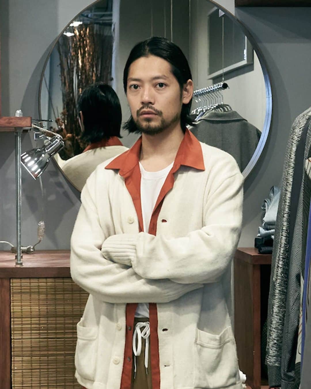 KODEのインスタグラム：「カルチャーが交差する古着屋 TUNAGI JAPAN  渋谷の公園通り沿いのビルの中にある「TUNAGI JAPAN」は、ファッション好きなら思わず唸ってしまうような、今の空気にぴたりとハマるセレクトで人気の古着屋だ。  古着だけでなくオリジナルのブランドも展開し、バーカウンターでドリンクも提供する異色の古着屋の全貌を、店主の井澤元気さんに明かしてもらう。  詳しくはKODEにて公開中→プロフィールよりチェック！  #KODE#コード#STYLE#スタイル#TUNAGI#古着屋 #古着#渋谷」