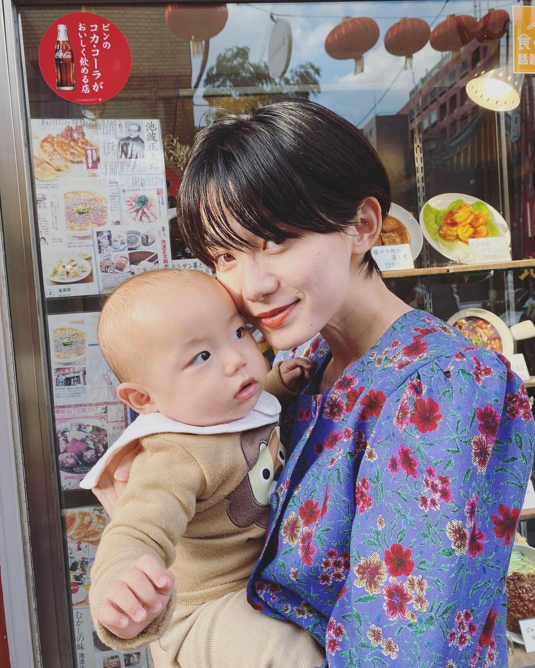平山奈美のインスタグラム：「息子初めての中華街🐼🇨🇳 .  #息子 #終始キョロキョロ #親子 #男の子ベビー #男の子コーデ #ベージュコーデ #男の子ママ #ママコーデ #新米ママ #母ちゃん #ショートヘア #ハンサムショート #横浜中華街 #おハゲちゃん #8カ月」