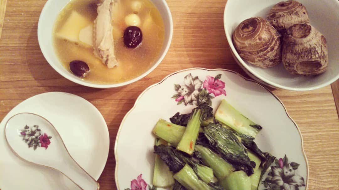 伊藤修子さんのインスタグラム写真 - (伊藤修子Instagram)「神戸で買った疲労回復スープのセット、チンゲン菜のブラチャン炒め、茹でた里芋…とよくわからない夕飯となりました。」11月14日 22時14分 - itoshuko