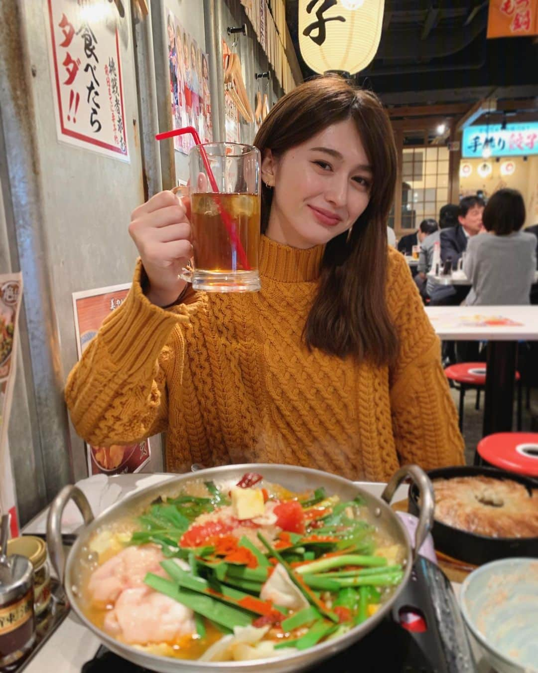 クリスティーナ菜波さんのインスタグラム写真 - (クリスティーナ菜波Instagram)「烏龍茶は私の相棒です🤙🏻🍺 #もつ鍋#烏龍茶#烏龍茶女子」11月14日 22時09分 - nanami10910