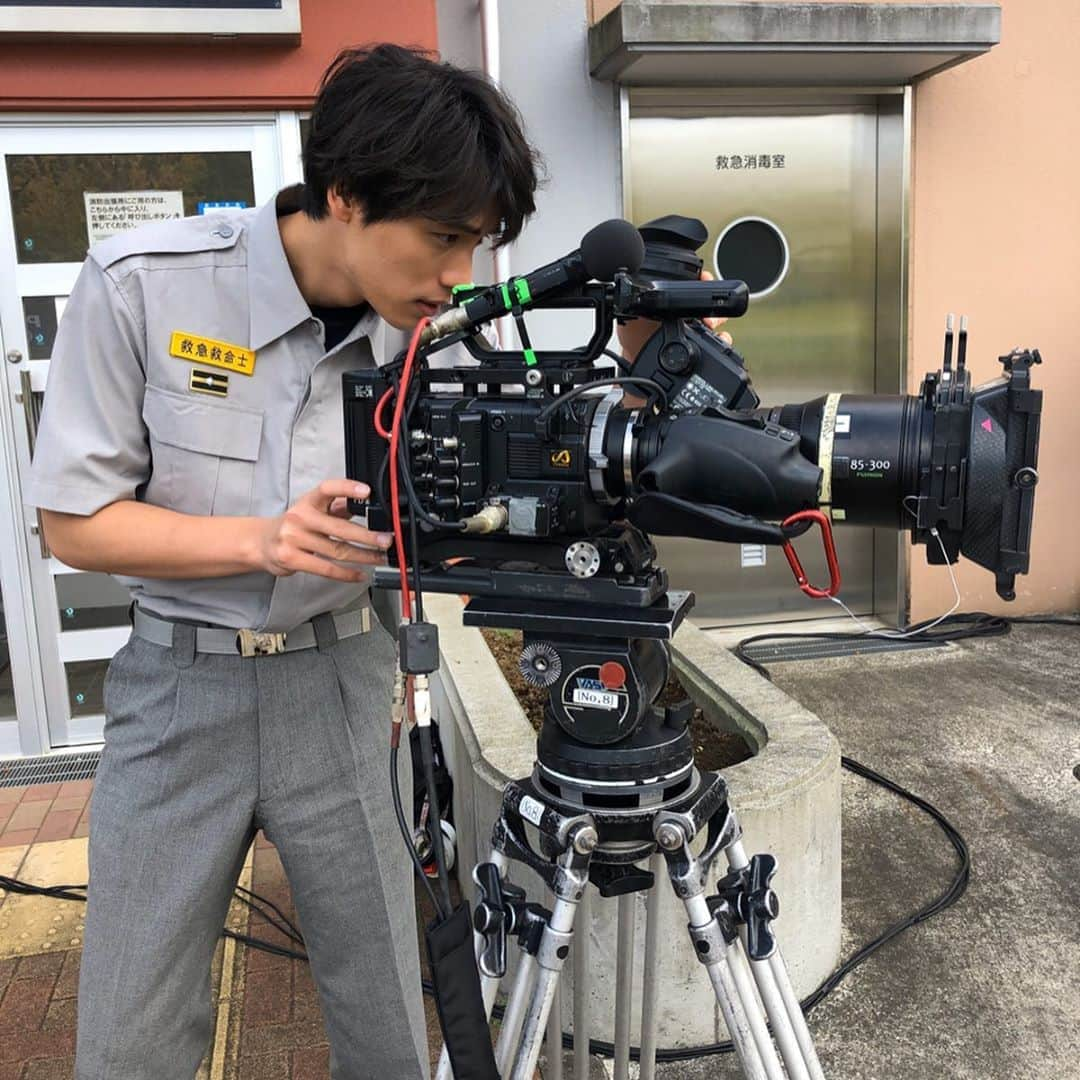 4分間のマリーゴールド【公式】さんのインスタグラム写真 - (4分間のマリーゴールド【公式】Instagram)「#みこと✍️ 救命士の仕事は天職だと思ってる☺️ でも、カメラマンもカッコイイな… ファインダーを覗いたら、運命が視えるかも… * #お仕事花巻家🏠 #4分間のマリーゴールド #明日のこの時間は #よんまり #第6話放送‼️ #第二章のはじまり #福士蒼汰 #tbs」11月14日 22時09分 - 4mari_tbs