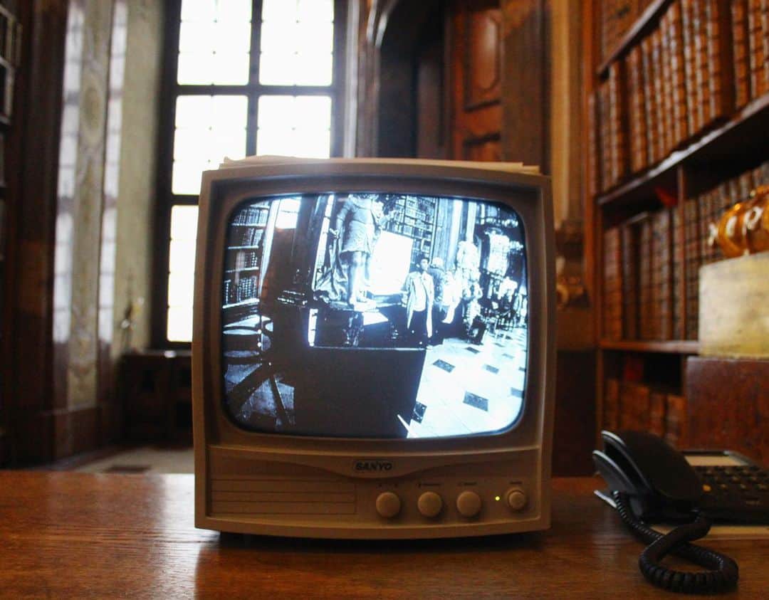 のインスタグラム：「ここは、世界で最も美しいとされる図書館での一コマ📸  ワタクシは、どこにいるでしょうか？🙋‍♂️✨ ﻿ レトロなテレビの中をよく見ると…いるかも🤭📺 ﻿  #austria #vienna  #travelling #beautiful #travel #trip #journey #travelgram #love #happy #prunksaal #osterreichischenationalbibliothek  #instagood #art #amazing #photooftheday  #library #traveler #retro #instatravel #travellover  #オーストリア  #ウィーン  #海外 #海外旅行 #旅  #旅行  #海外生活 #オーストリア国立図書館 #🇦🇹」