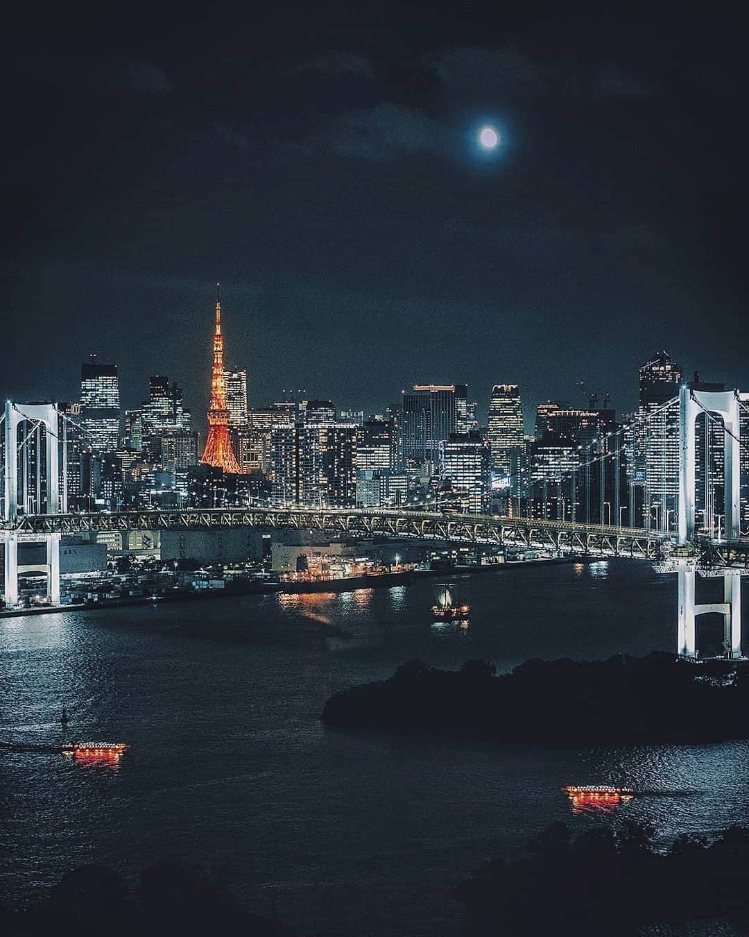 Berlin Tokyoのインスタグラム：「White bridge and red tower. . . #hellofrom #tokyo , #japan」