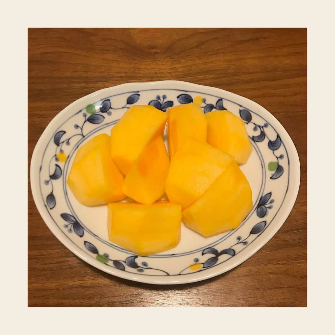 櫛引彩香のインスタグラム：「今年3個目の柿。美味しい。昨年はひとつも食べなかった柿。欲しているみたい😋 #柿」