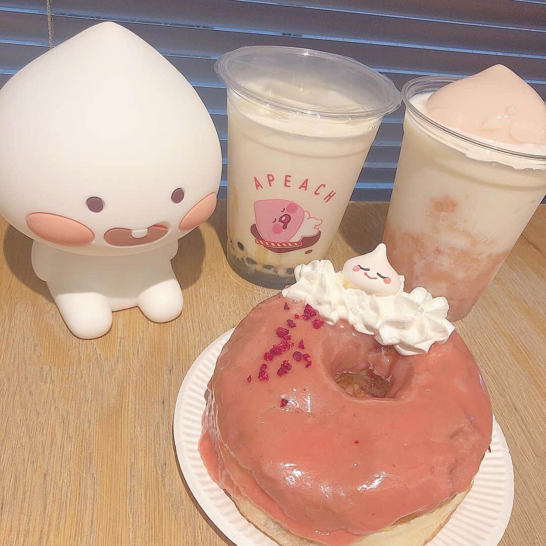 のインスタグラム：「🕊 アピーチカフェ で食べた かわいいスイーツたち、と桃さん🍑 . なづが頼んだのは右奥のアピーチフラッペ！ ヨーグルト風味のシェイクの中に桃の果肉が ほんっとにたくさん入ってて美味しすぎたよ💭 上に乗ってる桃さんは桃ゼリーぽかったかな ! . ドーナツも食べたいな〜って思ってたら ちりんが半分こして食べようって言ってくれたんだけど、2枚目見てほしいの。 かわいいメレンゲクッキーの桃さんも、クリームもドライストロベリーも乗ってるほうを半分こしてなづにくれたの…! 優しいお姉ちゃんです😢💧ありがとうっ . . . #表参道カフェ #カフェ巡り#apeachomotesando #apeach #apeachcafe #スパガ #樋口なづな」