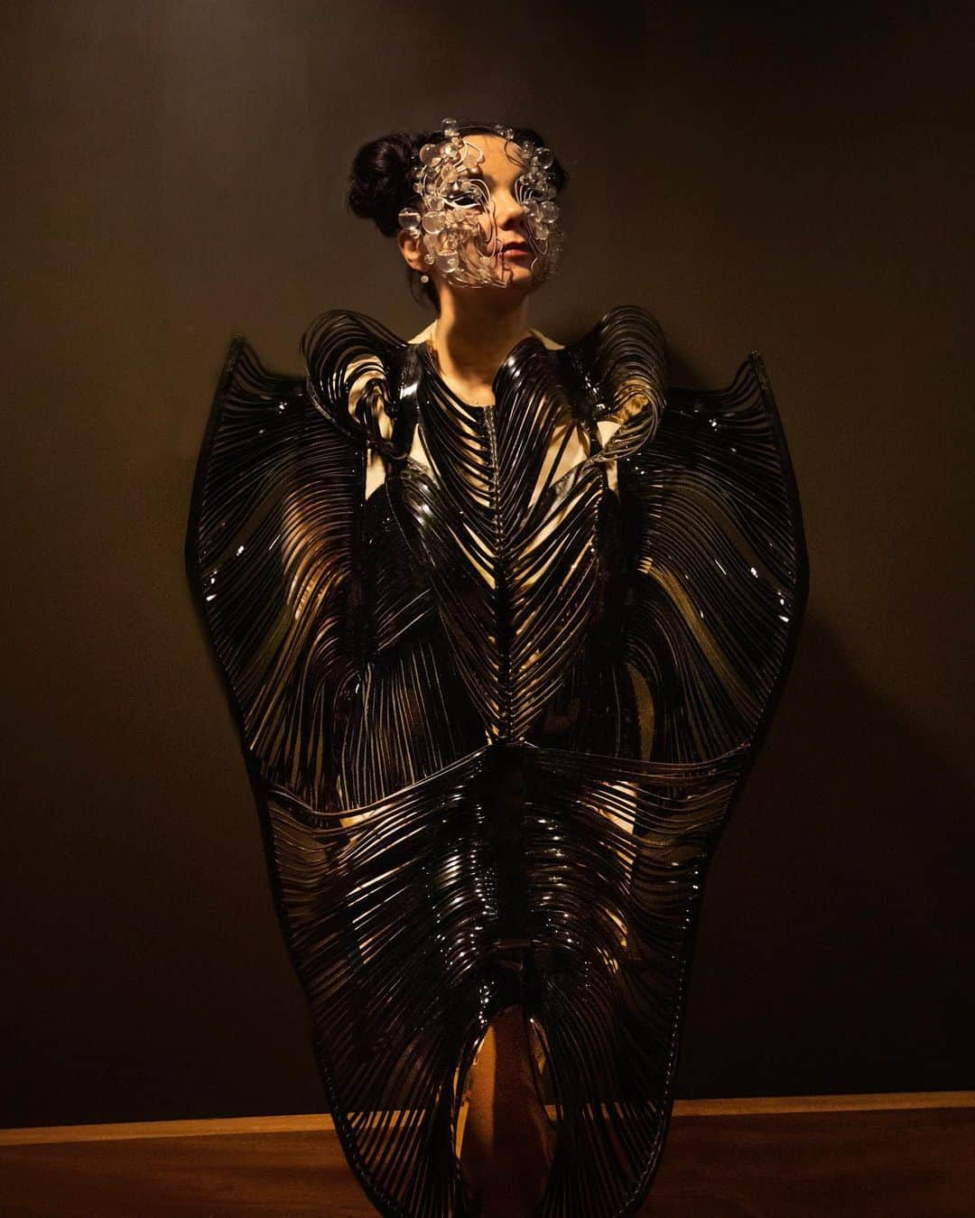 Iris Van Herpeさんのインスタグラム写真 - (Iris Van HerpeInstagram)「Brilliant Björk behind the scenes ~Thank you for an incredible night and surprise DJ performance at @le_guess_who 💚! @bjork embodied the black laquer leather ‘Synesthesia’ dress, wearing custom glass-blown ‘Shift Souls’ face jewelry, created in collaboration with Philip Beesley.  Photography: @melaniemarsman Special thanks: @james.t.merry ~ #irisvanherpen #bjork #leguesswho #synesthesia」11月14日 22時13分 - irisvanherpen