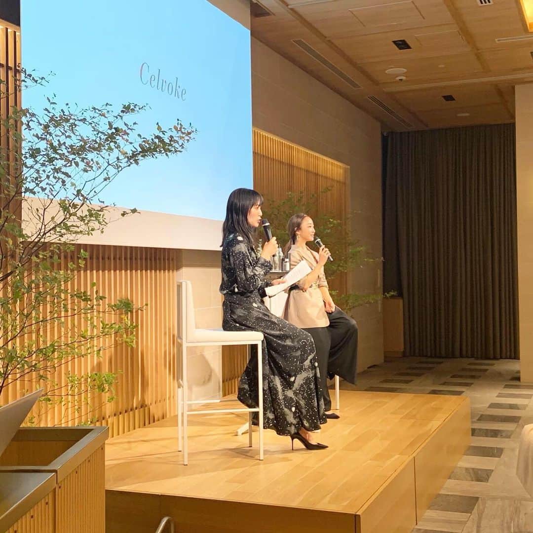 神崎恵さんのインスタグラム写真 - (神崎恵Instagram)「今夜は @celvoke.jp のイベントでした。 1部、2部と220名のみなさまにご参加いただき、スキンケアやメイクのお話をさせていただきました。 お会いでき、とてもとても嬉しいです。 ありがとうございました😌✨ 2300名のご応募があったとききました。またイベントや講座でお会いできるよう頑張ります！  3枚目。早速の投稿、ありがとうございます✨ 写真もキレイに撮っていただき、とても嬉しいです😭✨ またお会いできますように。 ありがとうございました。 #セルヴォーグ」11月14日 22時17分 - megumi_kanzaki