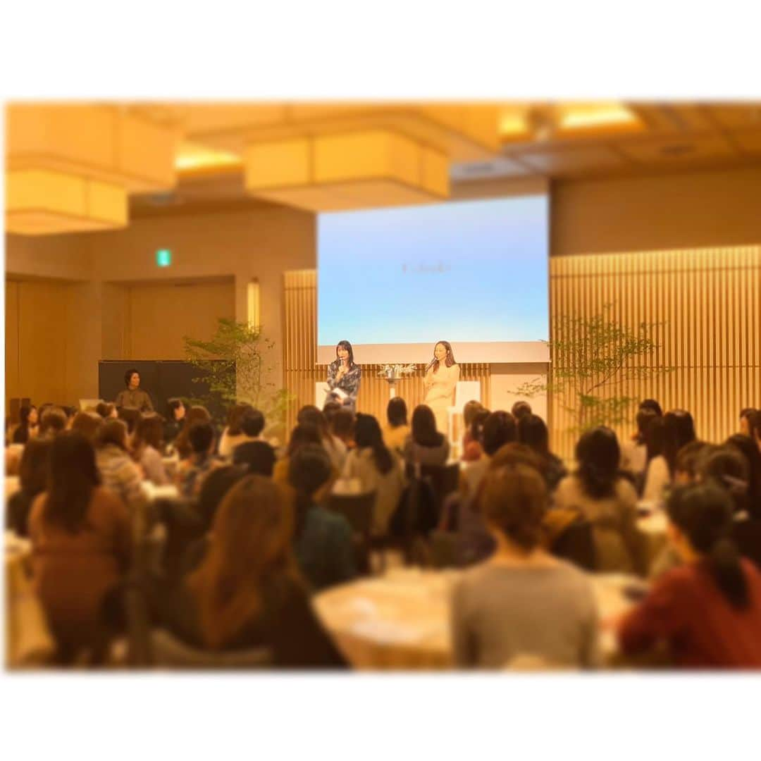 神崎恵さんのインスタグラム写真 - (神崎恵Instagram)「今夜は @celvoke.jp のイベントでした。 1部、2部と220名のみなさまにご参加いただき、スキンケアやメイクのお話をさせていただきました。 お会いでき、とてもとても嬉しいです。 ありがとうございました😌✨ 2300名のご応募があったとききました。またイベントや講座でお会いできるよう頑張ります！  3枚目。早速の投稿、ありがとうございます✨ 写真もキレイに撮っていただき、とても嬉しいです😭✨ またお会いできますように。 ありがとうございました。 #セルヴォーグ」11月14日 22時17分 - megumi_kanzaki