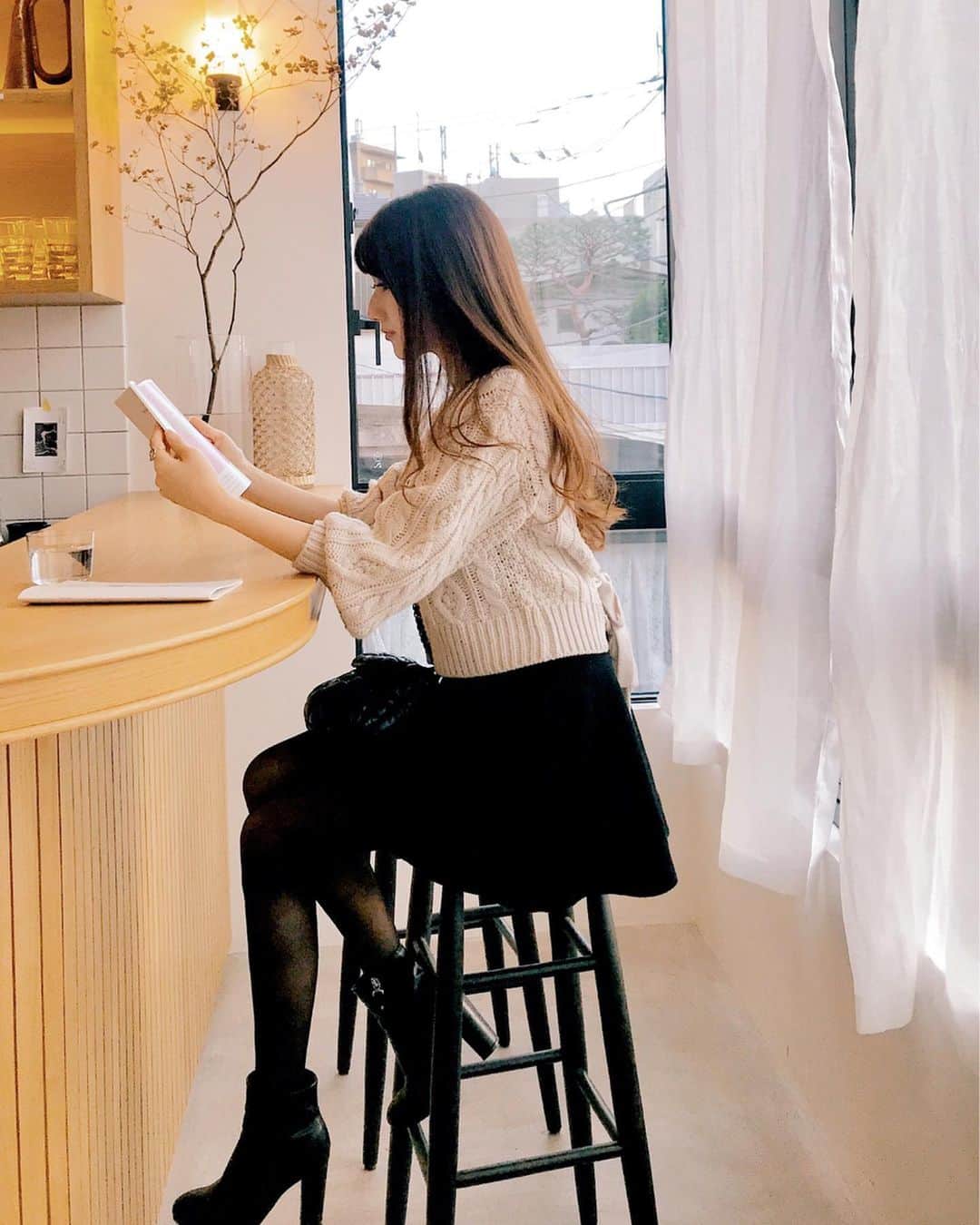 佐倉知里のインスタグラム：「*No. とっっても素敵なカフェ♡ 居心地よくてコーヒー美味しくてこだわりが光っててでも雰囲気は柔らかくて店員さんもフレンドリーで時間もゆったり流れてて居るだけでオシャレさんになった気分になりました。 . センスのいい子が見つけるカフェはやっぱりセンスがよき...♡ . 最近出来たお店みたい。 生まれ育った街がどんどんオシャレになっていく。 photo by @michi3117 . . No.3 のモクテルいただきました♡ 使っているアイスも自家製らしい。 次はトーストも食べたい！ . . #代々木上原カフェ #カフェ巡り#モクテル #coffeetime #cafestagram」