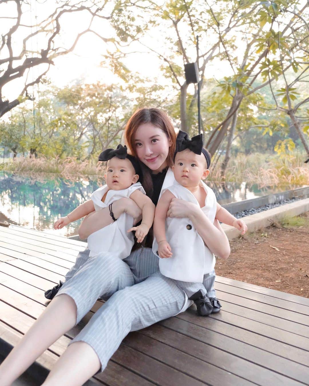 ジェシカ・ヤマダのインスタグラム：「Today, Arwen & Arya are 9 months old! 🥳 They’ve been sitting up independently, crawling all over the place (and all over me), and Arya’s even walking while holding onto furnitures! 🕺 (((Arwen is currently learning to do it too, but no worries, take it easy babygirlll @jessbebes 🙀😽💕))) . Anyway, twinning with the twins couldn’t get more posh than this, thanks to @veylstore @veylkids clothes 😎😆 They have a lot of mother-daughter style and I can’t wait to show you the other pair we’re gonna wear! . This set made me feel like they’re sooo career oriented and ready to leave home already tho 🥺😂 . #jesswears #jessbebes #lifewithtwins」