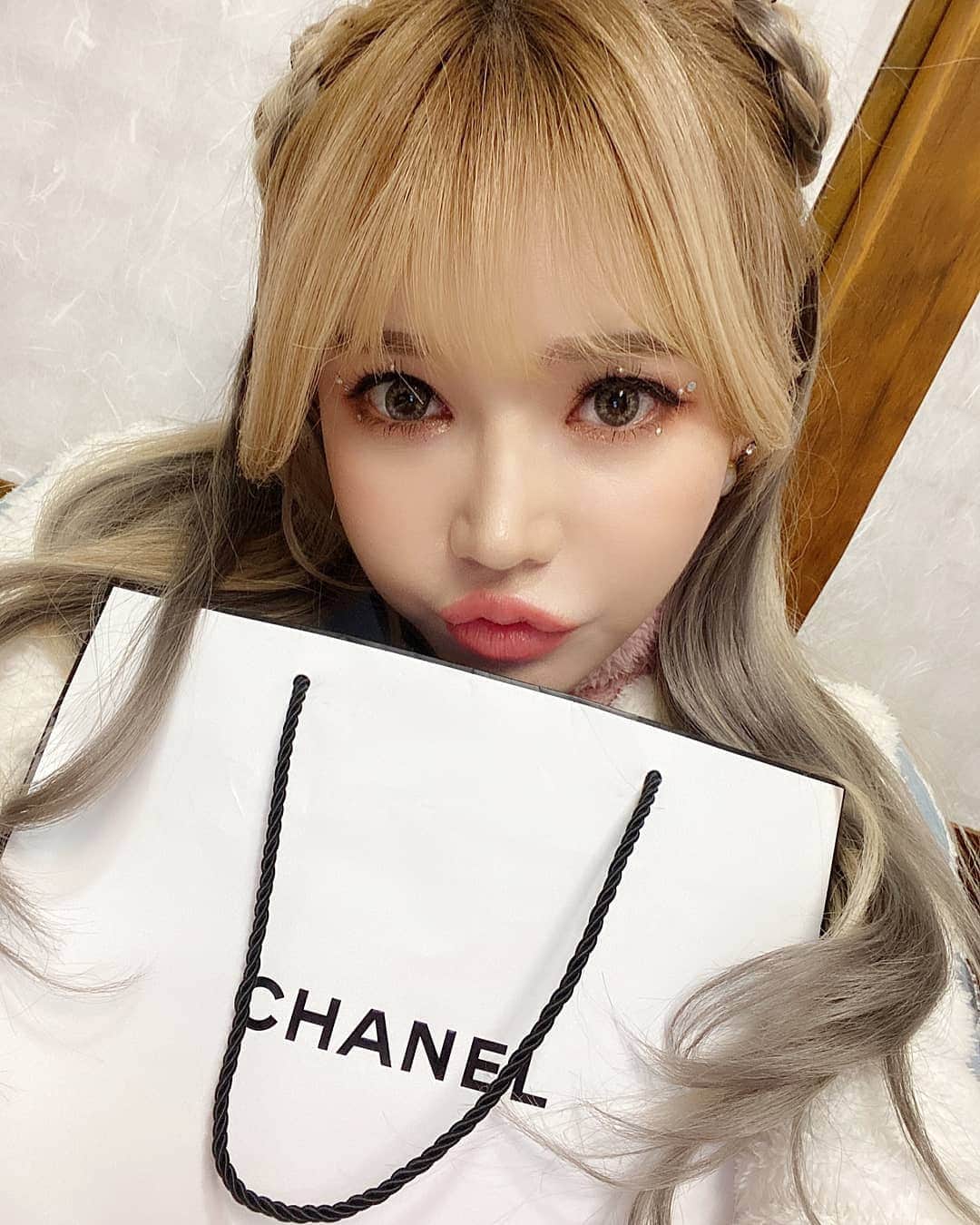 のインスタグラム：「늦었지만 생일이라구 챙겨주신 까햄... @chaos.so 진짜진짜 감동이야❣ 그리고 모델6명이서 평정 해버린 해운대 암소갈비..ㅋㅋ @omingky120 @so_____y_  @soyou_park  @sweety___nr  @shownee_k 장작같이 오래오래 따뜻하게 사랑주시는  운영자님 진짜 고마와요  그래서 #행사사진은..?」