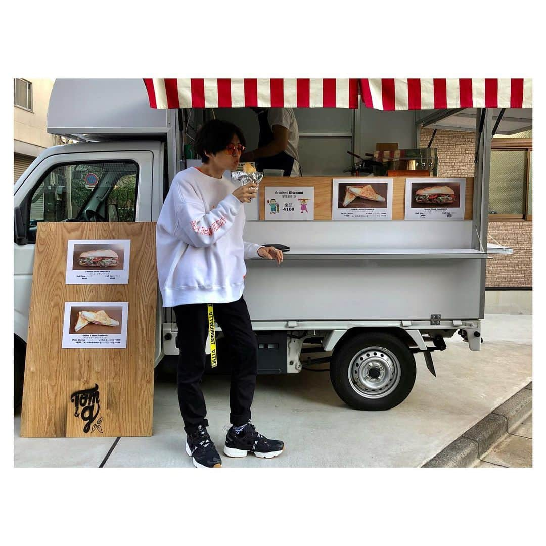 桐山漣さんのインスタグラム写真 - (桐山漣Instagram)「・ @tomandg_foodtruck  超ウマイね！Shoちゃん、TOM！ ・ @sickness_tokyo  @reebokclassicjp  ポンプ何気に初デビュー これはadidasとのコラボ 鬼かっこええ。 インナーオレンジ噛ませて Sicknessの白との合わせ技！ 黒パンに合うね！」11月14日 22時24分 - renn_kiriyama_official