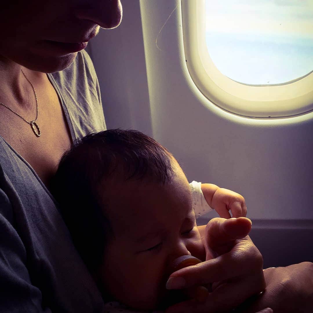 エールフランスのインスタグラム：「A sweet and serene first flight. Un joli moment de douceur immortalisé par @lionelhun et @celine.loa.  #AirFrance #Franceisintheair」