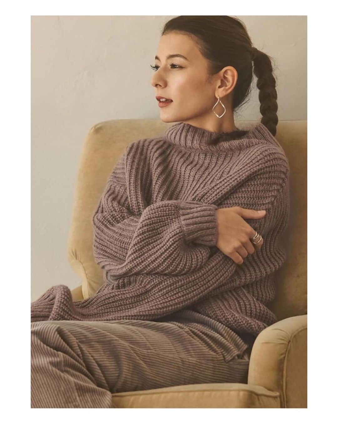 Re:EDIT OFFICIALさんのインスタグラム写真 - (Re:EDIT OFFICIALInstagram)「. ■Suzanne × Re:EDIT■ . 11/15 up date . 「くすんだモカパープルのワントーンスタイル」 . 昨年ご好評いただいた ボリュームニットが今年も登場❤️ . 今年らしいトレンドカラーも 新色として登場します️❤️ . No.122538 ワイドネックボリュームスリーブニット ¥3,990+tax . #reedit#リエディ#2019aw #スザンヌさん#スザンヌ#winter#style #秋冬コーデ #ボリュームニット#fashion#ootd﻿ #リエディ #reedit #トレンドファッション #コーデ #コーディネート #ファッションコーデ #インスタ映え #大人カジュアル #ママファッション #オシャレママ #今日のコーデ #オシャレ #お洒落さんと繋がりたい#レディースファッション #ファッション通販#低身長コーデ#高身長コーデ」11月14日 22時33分 - reedit_official