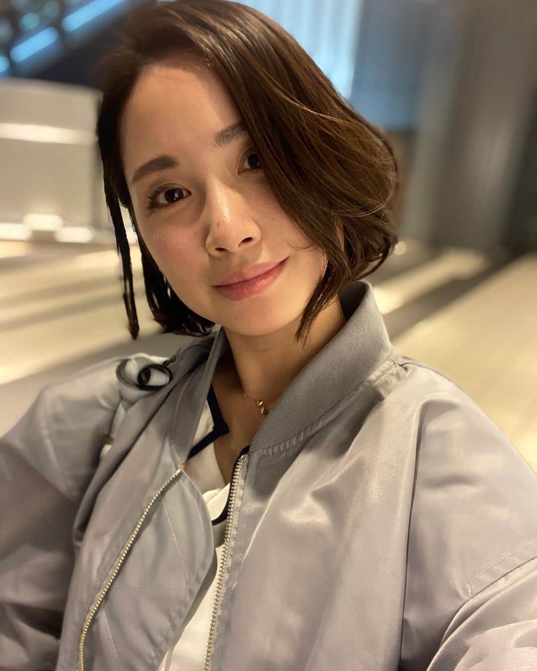 のインスタグラム：「このMA-1がお気に入り(*´꒳`*)✨ ライトグレーが珍しいけど、かわいいでしょ？😎 ・ ・ ライトグレーのジャケットは使いにくそうに見えて、実はめちゃくちゃ汎用性が高いのだ！！！！！✨ ・ ・ カーキも黒もいいけど、MA-1は意外にライトグレーもオススメ(*´꒳`*)！ ・ ・ さ！ 明日は早起きして、朝から撮影だ🎥✨ パックして寝るかなー ・ ・ #秋コーデ #autumnfashion  #寺田有希 #teradayuki」