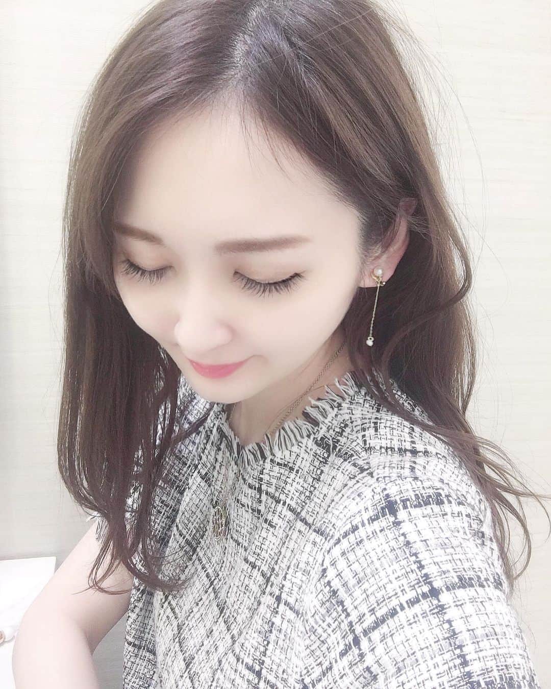 のインスタグラム：「お仕事帰りにYAG BEAUTY CLINIC渋谷院　@yagbeauty_official にて、レーザートーニング受けてきました✨ ・ レーザートーニングは、肝斑、シミ、毛穴、くすみ、ハリの改善を目的としたレーザー治療☻ お肌つるっつるの美肌目指して月一で通ってるよ😊 レーザーあてていただいた後のパックの時間が毎回幸せすぎる…！ そして毛穴が小さくなったような気がするし、 化粧ノリもよくなったよー♥︎ ・ 渋谷院YAG BEAUTY CLINIC ☏0120915959 ・ #YAGBEAUTY #レーザートーニング #RRRマスクパック  #PR」