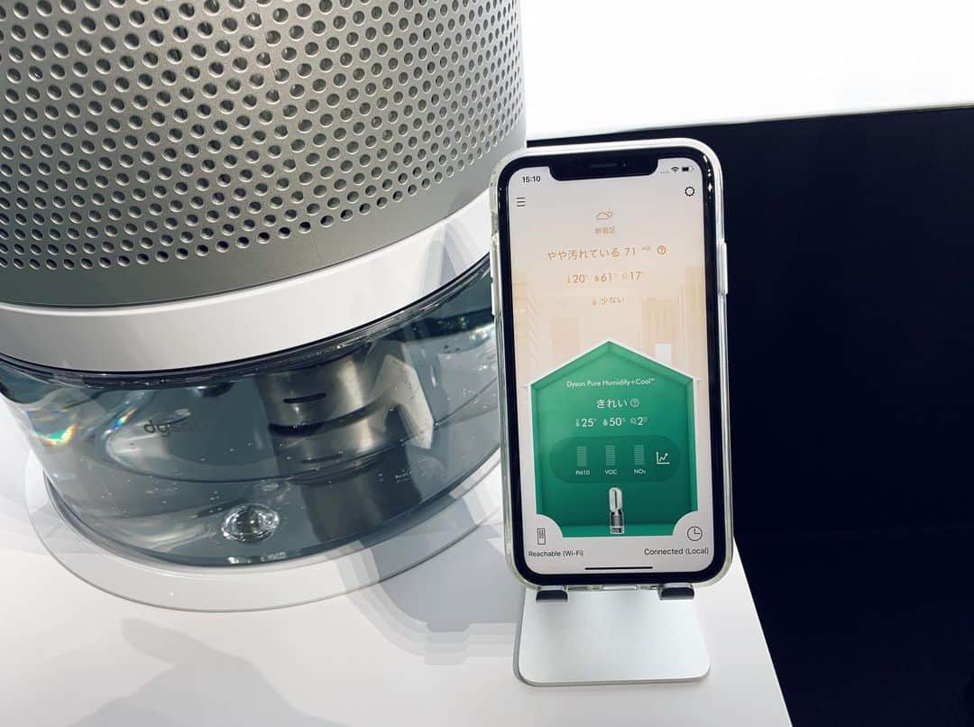 奈津子さんのインスタグラム写真 - (奈津子Instagram)「ダイソンから待望の加湿機能つき空気清浄機「Dyson Pure Humidify＋Cool」が登場🔥水中の雑菌を除去するUV-Cライトによる光線で瞬時に細菌が除去。製品内部で洗浄された空気と蒸発された水蒸気によって、衛生的に室内を加湿できるというもの。 ・ 涼風モードで夏は扇風機としても使え、アプリで室内の空気環境を確認することも可能📲本体のサイズは小さくはないんですが空気清浄機と扇風機、加湿器の3役が一体化してると考えると省スペースかも。直販価格は8万8000円（税込）ダイソンらしいデザインです😊 ・ #家電 #家電好き #家電女優 #奈津子  #加湿機 #加湿器掃除 #ダイソン　#風邪予防 #lifestyle #instalifestyle #iglofesrtyle #すっきり暮らす  #シンプルライフ #シンプルな暮らし #暮らしの記録 #くらし #整理収納 #暮らしを楽しむ #日々の暮らし　#ミニマリスト #ソフトミニマリスト #暮らしを整える #ていねいな暮らし #丁寧な暮らし #インテリア  #奈津子の家電録」11月14日 22時49分 - natsuko_kaden