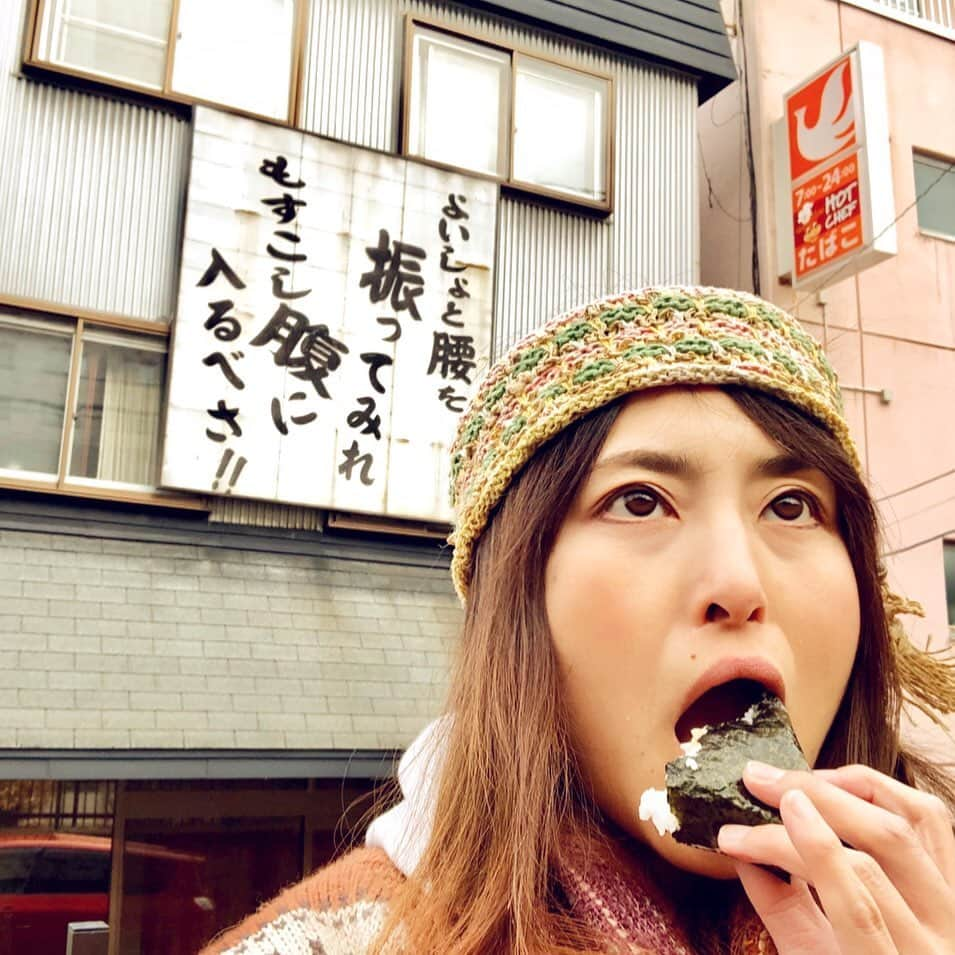 アンジェラ佐藤さんのインスタグラム写真 - (アンジェラ佐藤Instagram)「大食いで言うところの熊落としか？  #登別  #おもしろ看板」11月14日 22時44分 - angela_satou