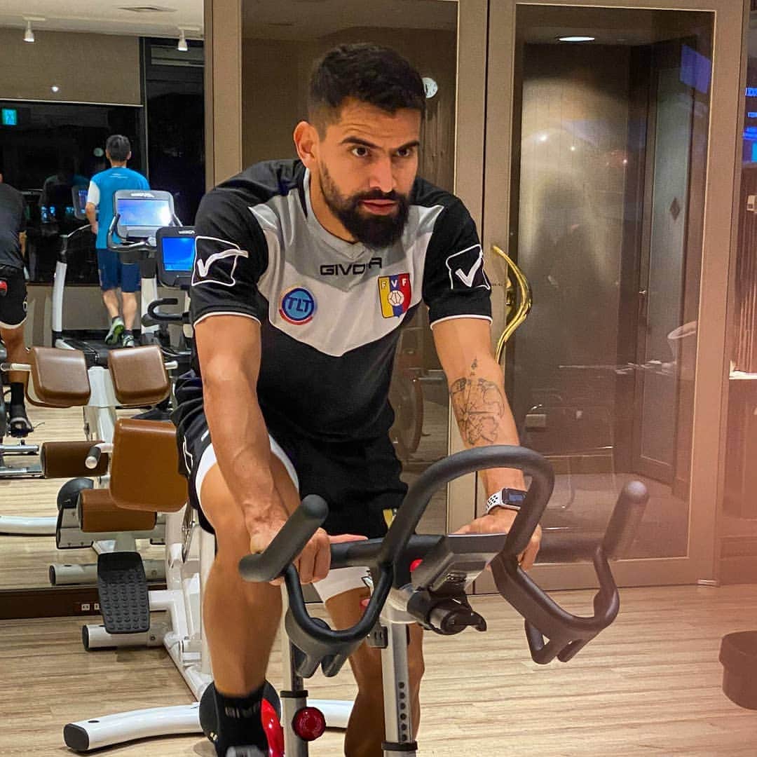 トマス・リンコンのインスタグラム：「Ya nos preparamos para un nuevo reto #Vinotinto ➡️ 🇯🇵🆚🇻🇪 [ Martes, 19-11-2019] #Qatar2022ObjetivoDeTodos」