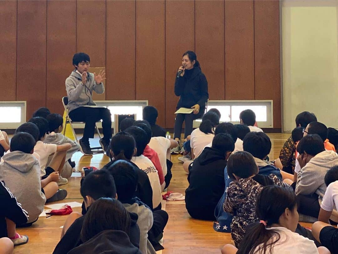 坪井保菜美さんのインスタグラム写真 - (坪井保菜美Instagram)「🗣講演会 横浜市立今井小学校 🏫👥👥👥 ・全校生徒の前での講演 ・6年生の子達とのトークショー ((オリンピックや選手村について)) ・6年生実技体験  反応の良い元気いっぱいな子達がたくんさでした！！ 主に新体操の経験を話させて頂き、聞いてくれたみんなの将来に少しでも役に立ったら嬉しいな。  #講演会 #講演 #新体操 #横浜 #今井小学校 #小学校  #トークショー #実技 #体験 #実技体験 #柔軟 #発表 #ストレッチ #ボール #音楽 #曲 #演技 #ダンス」11月14日 22時57分 - honamitsuboi