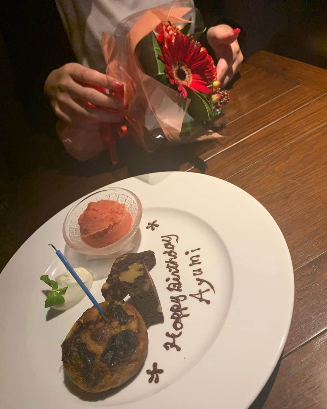 由井香織のインスタグラム：「あゆみの誕生日🎂鍋壊しという別名をもつカジカ鍋を食べに行きました🥰旨味がすごくほんとに美味しかった💕✨ おすすめです❗️ そしてたまたまついていたNHKに📺 かわちゃんが出て歌ってて🥺✨素敵な歌声だったよお💕 #かじか鍋　#誕生日お祝い」