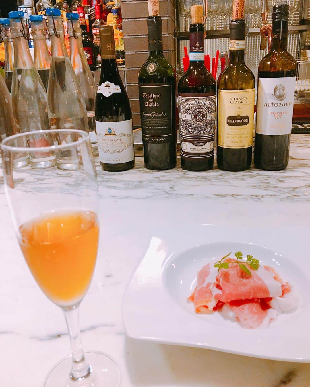 のインスタグラム：「今日は大理石のテーブルがオシャレなお店でDinner🍽🍾 ここでもデザートワインみっけ🍷🤤💕 #dinner#italy#italian#italiandiningpesca#wine#pizza#chicken#デザートワイン#生ハム#ウニパスタ#大理石#大理石テーブル#オシャレなお店#イタリアン」