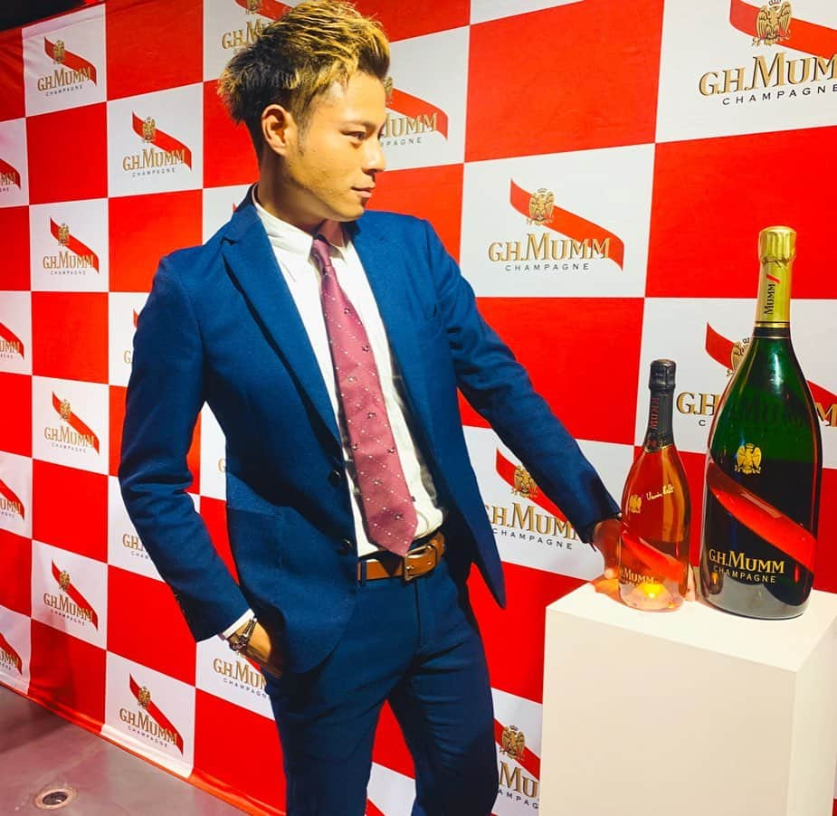 ウェディングさんのインスタグラム写真 - (ウェディングInstagram)「Maison Mumm partyに🍾 シャンパン美味しかった。 たまには大人にスーツでビシッと。 _  #mumm #mummgrandcordon #celebration #champagne」11月14日 23時06分 - w_ding777