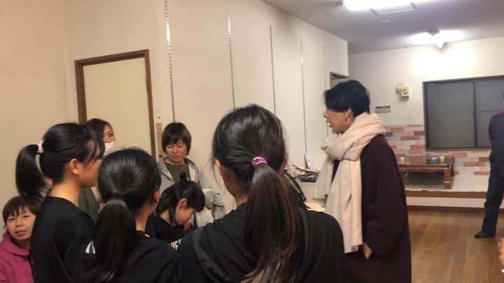 LOVEのインスタグラム：「相馬にいます。断水、やっと無事復旧したそうな。 #今日ここライブ 会場でもあった、スポーツアリーナそうまは昨日まで避難所になってたそうな。お疲れ様です、ほんとに...！ 「水って大事だね」  そして、 #GoSeeTheWorld を一緒に踊ってくれたキッズダンサー達に再会！ 12/8 相馬の海沿い「浦ホタル」イルミネーションオープニングセレモニーにてまた共演させていただくことに決定😊👍✨ 夕飯は来年の今日ここライブフィナーレ開催にむけての会合でした。  明日は 仙台retro Back Page 明後日は 福島Player's Cafe  LOVE-A-GO-ROUND TOUR 友達以上恋人未満みちのく編 with 中村中  です🙋‍♀️東北のみなさんライブで会いましょう😉」