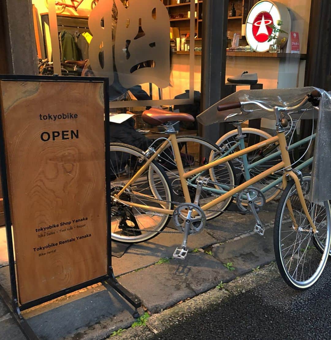吉田悠希さんのインスタグラム写真 - (吉田悠希Instagram)「❤︎ 【11/13(水)の#街角ステーション噂を求めてどこまでも 】  台東区にあるサイクルショップ #tokyobikeshop谷中 より 中継お届けしました  おしゃれでスタイリッシュな自転車が多くて、 “自転車に乗ったことない歴＝年齢”  の私も 練習してあの自転車で都内を走りたいなあと思ってしまうくらい素敵でした🚲  レンタルもできるそうなので お気軽にお店に来てみてください❣️ この写真で着ているのは 手の部分が自転車仕様になっているレインポンチョ  雨の日でも可愛く快適に自転車に乗れるなんて…☺️💓 . . #東京バイク #tokyobike #谷中 #自転車女子 #おしゃれ自転車屋さん #レインポンチョ #ニッポン放送 #アナウンサー #セントフォース #吉田悠希 #ラジオ中継」11月14日 23時01分 - yuki__yoshida__914