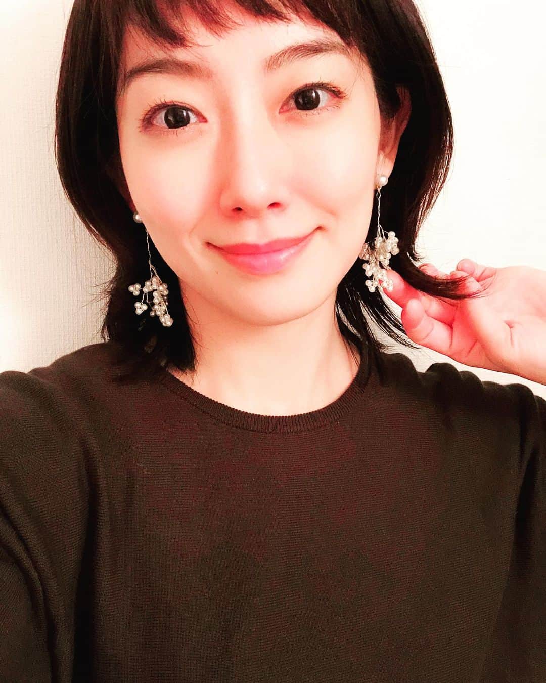 大村彩子のインスタグラム：「もう冬だけど、線香花火みたいな、 キュンとするピアス👑  #ピアス#パール#冬#線香花火」