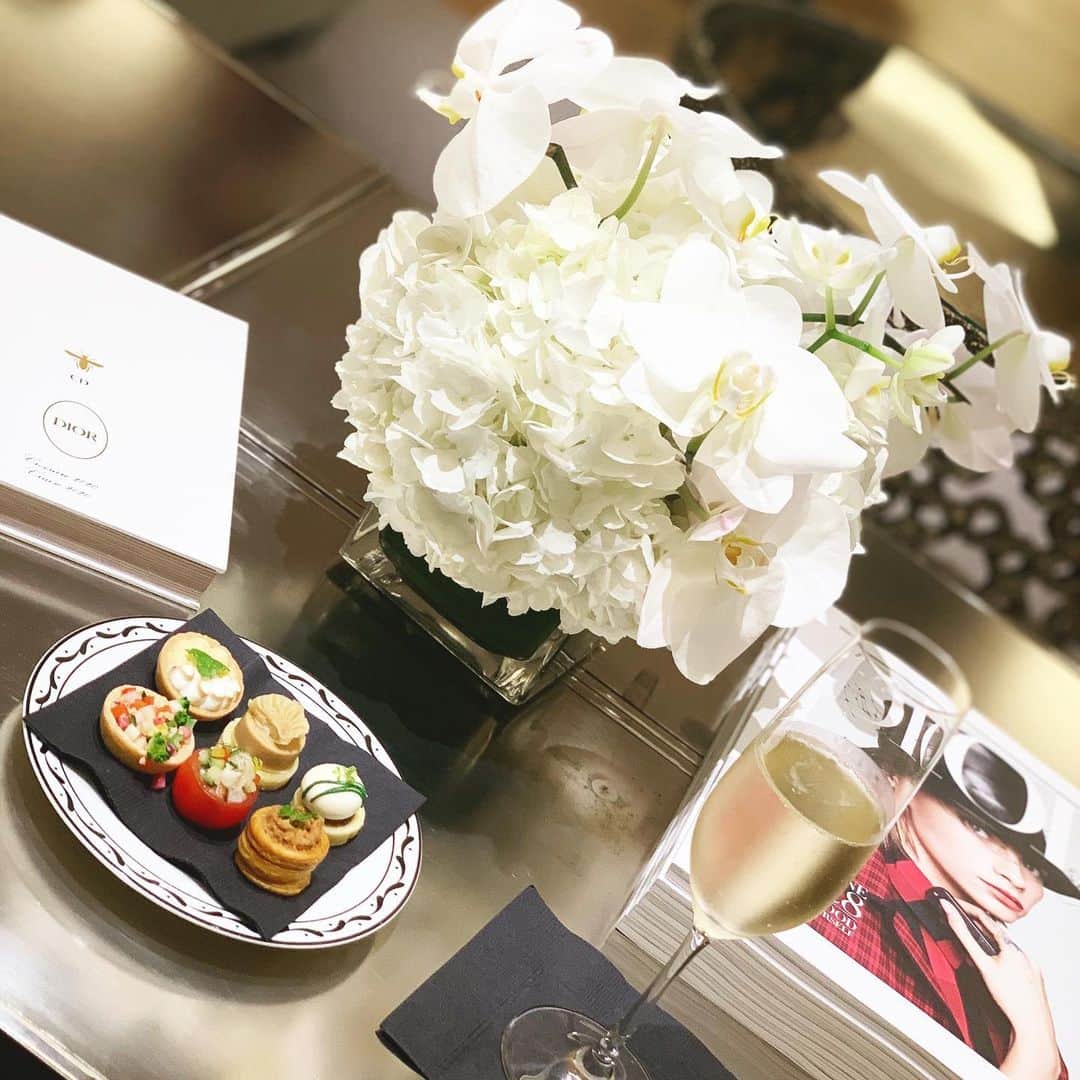 亜里沙さんのインスタグラム写真 - (亜里沙Instagram)「Pre ordering for cruise collecion @dior 🎀 先日ひよんとdiorの受注会に行ってきました。ずっと欲しいと思っていたものをお揃いで買っちゃいました。こういうのはノリと勢いじゃないと買えないから、嬉しい♡♡ お茶してずーっと話してたよ☕️ひよんはお仕事一生懸命がんばっていて、とても刺激を受けます✨ なにより可愛くてとてもいいこだし🥺💓 色々なことが話せる女友達ってとっても大切だと思います☺️ #dior #ginzasix #friends #shopping」11月14日 23時16分 - alisa_0302