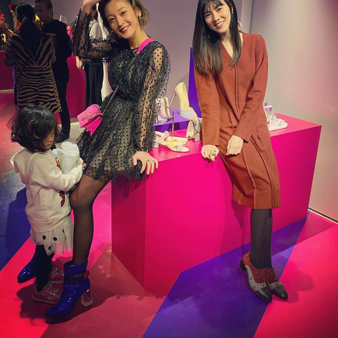 西山茉希さんのインスタグラム写真 - (西山茉希Instagram)「ザマミユ。 初めて呼ぶ呼び方だけど。  @mew_azama  cancam現場での初対面は、 私がメークルームで長岡弁炸裂な電話をしてびっくりしたんだと未だに言う。  #座間さん #ミュ #安座間美優  そんな私と数々のお酒を交わし歴史を刻んだこれまでの年月。  #今もいてくれてありがとう #ずっといてくれてありがとう  美優は先輩で後輩で仲間な大切な一人です。 真面目でしっかり者なのにうっかり者な可愛い人間です。  #おめでとうって #そっと差し出されたプレゼント #嬉し恥ずかしありがとう  お風呂中毒を知ってくれてる座間さんの愛。 明日の朝風呂が楽しみです。  #幸あり #ゲッチュ  これからも宜しくね。 変わらぬ気楽さで共にゆこう。  #ビッグハグより乾杯だな #❤️🍻❤️」11月14日 23時12分 - maki.nshiyama50