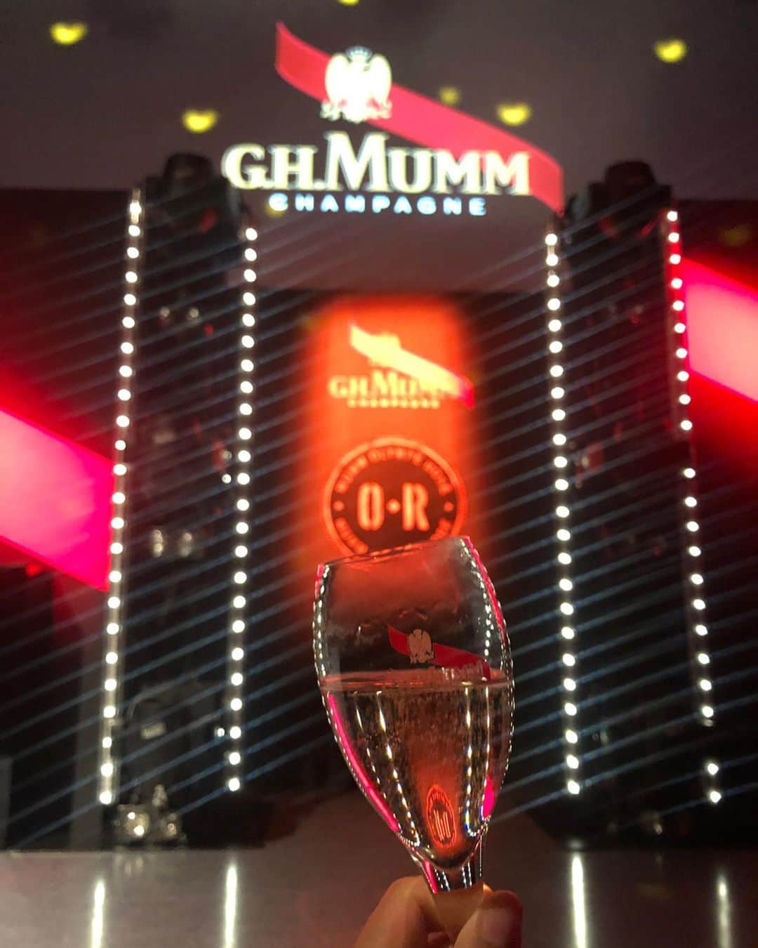 小谷津友里さんのインスタグラム写真 - (小谷津友里Instagram)「今夜は @ghmumm_jpn の ﻿ ＜MUMM CELEBRATION PARTY＞﻿ ﻿ ﻿ ご招待いただきました🥂﻿ ﻿ウサイン・ボルトさん (@usainbolt ) のトークショーを最前列で見ていたのですが﻿ 195cmもの長身で脚が長くて﻿ 登場の瞬間からオーラーが凄かったです🏃‍♂️﻿ 目が会ったらニッコリ微笑んでくださり﻿ 嬉しかったです😂﻿ ﻿ ﻿ ウサイン・ボルトさんと﻿ お写真撮る時間を設けていただき﻿ ありがとうございます🥰﻿ ﻿ ﻿ 今回はメゾンマムのCEO﻿ ウサインボルトさんと﻿ 共同開発された新商品のお披露目会でした✨﻿ ﻿ 勝利の象徴であるウサイン・ボルトさん︎︎︎✌ 新たな挑戦をするときや﻿ 祝杯のシーンにぴったりな﻿ シャンパーニュ﻿ ﻿ たっぷり味わうことができました！﻿ ﻿ ボトルにはサインが入っていましたよ🍾﻿ ﻿ ﻿ 1人で行ったんだけど知り合いや友達にも会えて﻿ 楽しい夜でした☺️☽﻿ ﻿ ﻿ ﻿ #mumm #mummgrandcordon #celebration #champagne﻿  #ウサインボルト さん #西内まりや さん #party #champagne #シャンパーニュ  #お酒 #ラグジュアリー #こやゆりコーデ」11月14日 23時12分 - yurikoyatsu