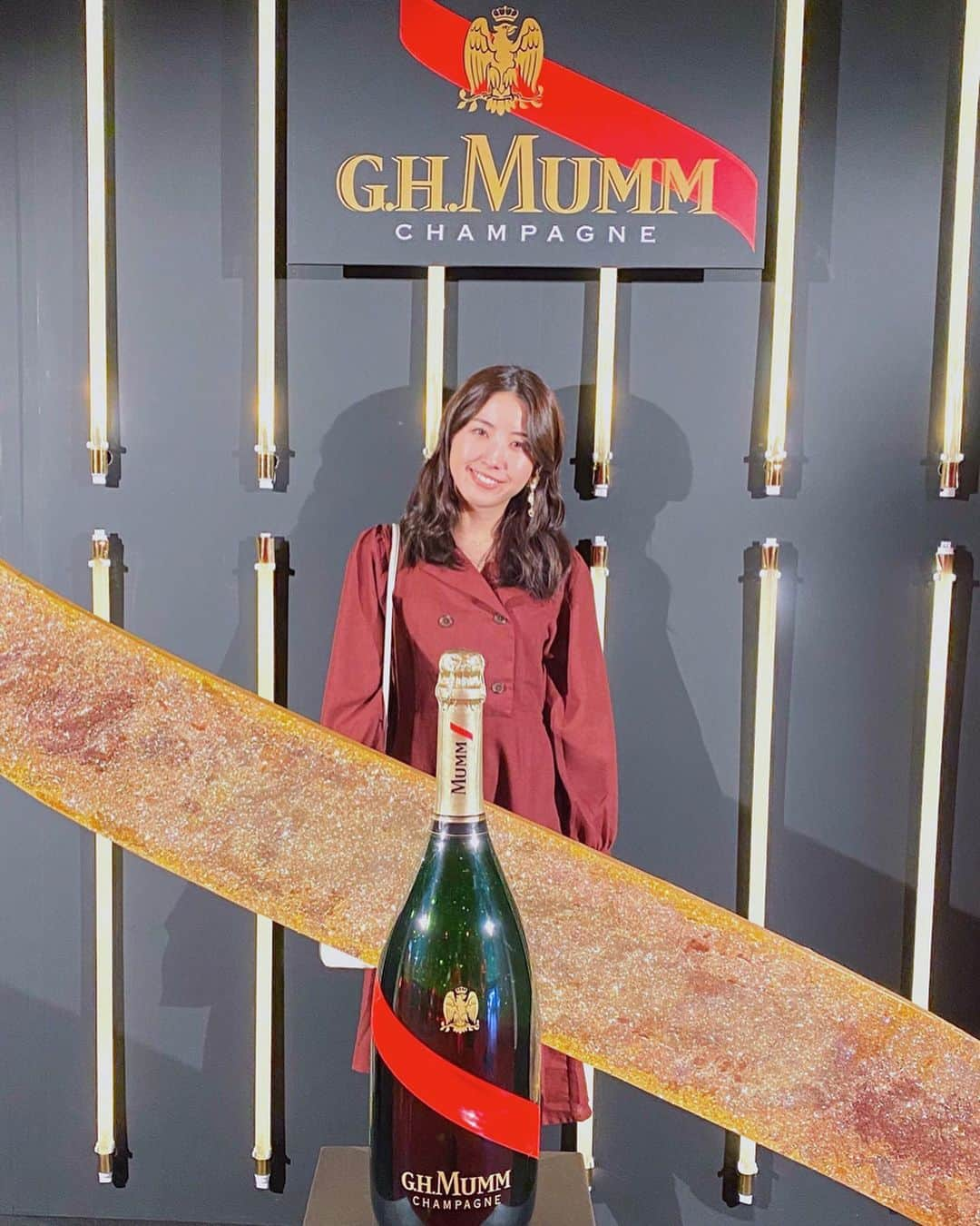 小谷津友里さんのインスタグラム写真 - (小谷津友里Instagram)「今夜は @ghmumm_jpn の ﻿ ＜MUMM CELEBRATION PARTY＞﻿ ﻿ ﻿ ご招待いただきました🥂﻿ ﻿ウサイン・ボルトさん (@usainbolt ) のトークショーを最前列で見ていたのですが﻿ 195cmもの長身で脚が長くて﻿ 登場の瞬間からオーラーが凄かったです🏃‍♂️﻿ 目が会ったらニッコリ微笑んでくださり﻿ 嬉しかったです😂﻿ ﻿ ﻿ ウサイン・ボルトさんと﻿ お写真撮る時間を設けていただき﻿ ありがとうございます🥰﻿ ﻿ ﻿ 今回はメゾンマムのCEO﻿ ウサインボルトさんと﻿ 共同開発された新商品のお披露目会でした✨﻿ ﻿ 勝利の象徴であるウサイン・ボルトさん︎︎︎✌ 新たな挑戦をするときや﻿ 祝杯のシーンにぴったりな﻿ シャンパーニュ﻿ ﻿ たっぷり味わうことができました！﻿ ﻿ ボトルにはサインが入っていましたよ🍾﻿ ﻿ ﻿ 1人で行ったんだけど知り合いや友達にも会えて﻿ 楽しい夜でした☺️☽﻿ ﻿ ﻿ ﻿ #mumm #mummgrandcordon #celebration #champagne﻿  #ウサインボルト さん #西内まりや さん #party #champagne #シャンパーニュ  #お酒 #ラグジュアリー #こやゆりコーデ」11月14日 23時12分 - yurikoyatsu