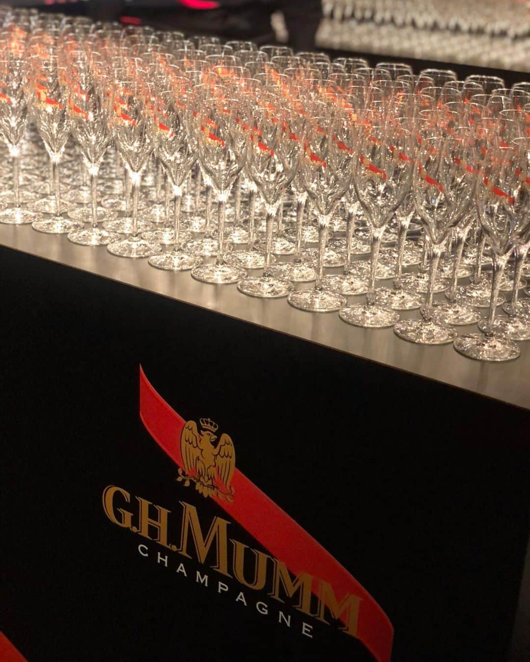 小谷津友里さんのインスタグラム写真 - (小谷津友里Instagram)「今夜は @ghmumm_jpn の ﻿ ＜MUMM CELEBRATION PARTY＞﻿ ﻿ ﻿ ご招待いただきました🥂﻿ ﻿ウサイン・ボルトさん (@usainbolt ) のトークショーを最前列で見ていたのですが﻿ 195cmもの長身で脚が長くて﻿ 登場の瞬間からオーラーが凄かったです🏃‍♂️﻿ 目が会ったらニッコリ微笑んでくださり﻿ 嬉しかったです😂﻿ ﻿ ﻿ ウサイン・ボルトさんと﻿ お写真撮る時間を設けていただき﻿ ありがとうございます🥰﻿ ﻿ ﻿ 今回はメゾンマムのCEO﻿ ウサインボルトさんと﻿ 共同開発された新商品のお披露目会でした✨﻿ ﻿ 勝利の象徴であるウサイン・ボルトさん︎︎︎✌ 新たな挑戦をするときや﻿ 祝杯のシーンにぴったりな﻿ シャンパーニュ﻿ ﻿ たっぷり味わうことができました！﻿ ﻿ ボトルにはサインが入っていましたよ🍾﻿ ﻿ ﻿ 1人で行ったんだけど知り合いや友達にも会えて﻿ 楽しい夜でした☺️☽﻿ ﻿ ﻿ ﻿ #mumm #mummgrandcordon #celebration #champagne﻿  #ウサインボルト さん #西内まりや さん #party #champagne #シャンパーニュ  #お酒 #ラグジュアリー #こやゆりコーデ」11月14日 23時12分 - yurikoyatsu