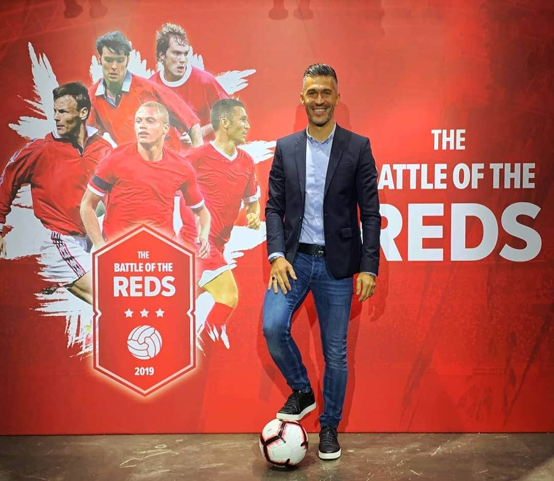 ルイス・ハビエル・ガルシア・サンスさんのインスタグラム写真 - (ルイス・ハビエル・ガルシア・サンスInstagram)「The Battle of the Reds !! So happy to be back in Singapore for another Legends game. Thanks for the warm welcome. See you all on Saturday at the National Stadium. #Morethanagame #OnceaRedAlwaysaRed」11月14日 23時13分 - luchogarcia14